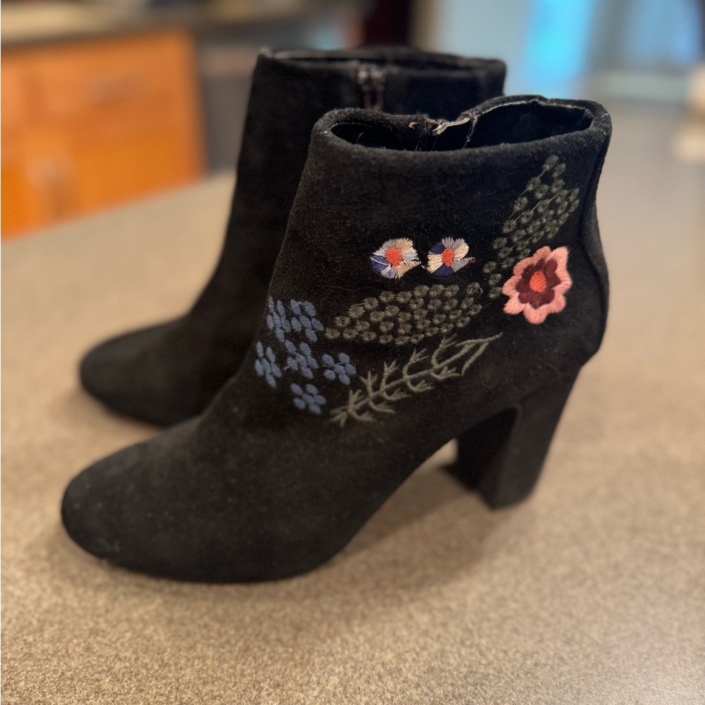 Nanette Lapore Black Suede Ankle Boots with Floral Embroidery sz 8